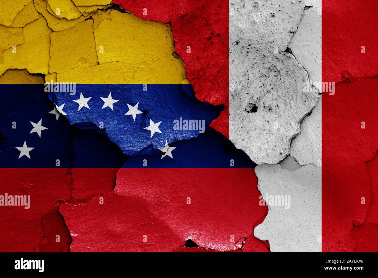 Drapeaux du Venezuela et du Pérou peint sur mur fissuré Banque D'Images