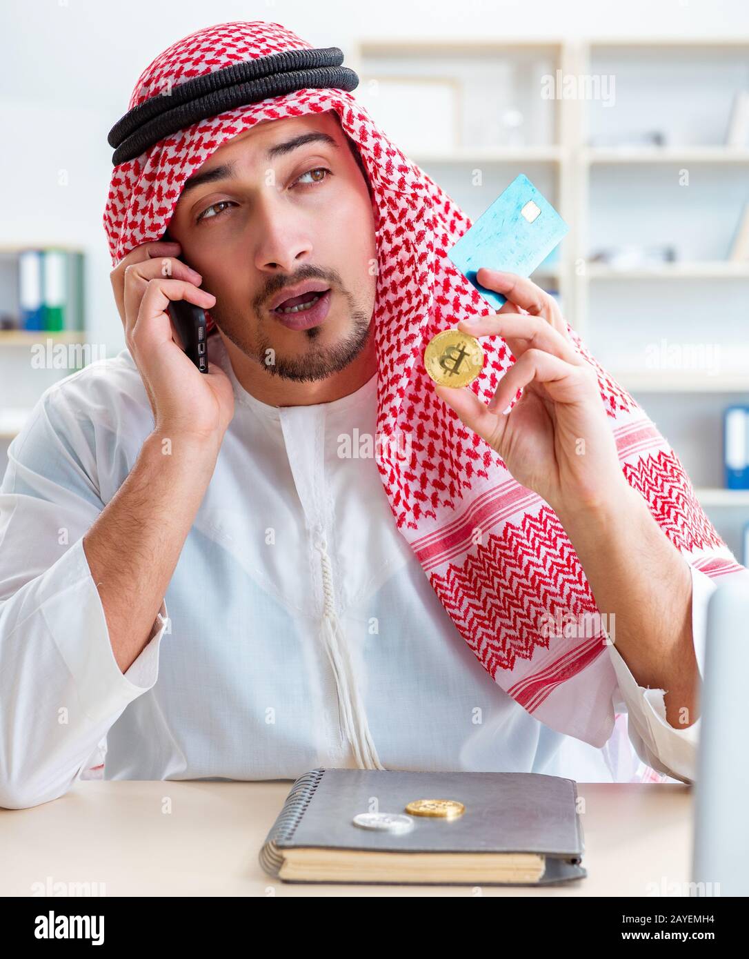 L'homme arabe dans l'exploitation minière bitcoin avec cryptocurrency concept Banque D'Images