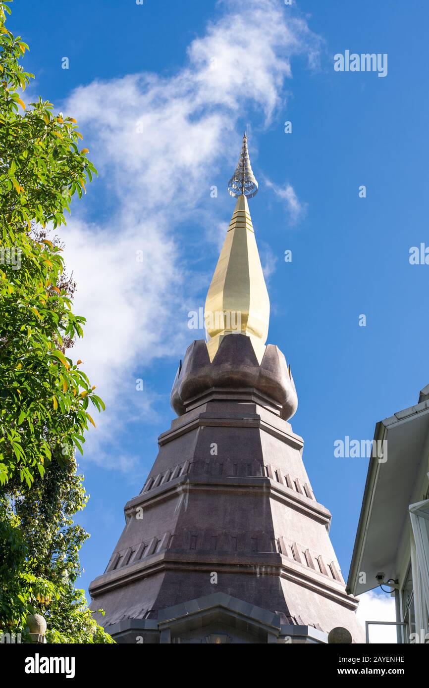 Photo verticale de la pointe de la pagode Chiang Mai dans le nord de la Thaïlande Banque D'Images