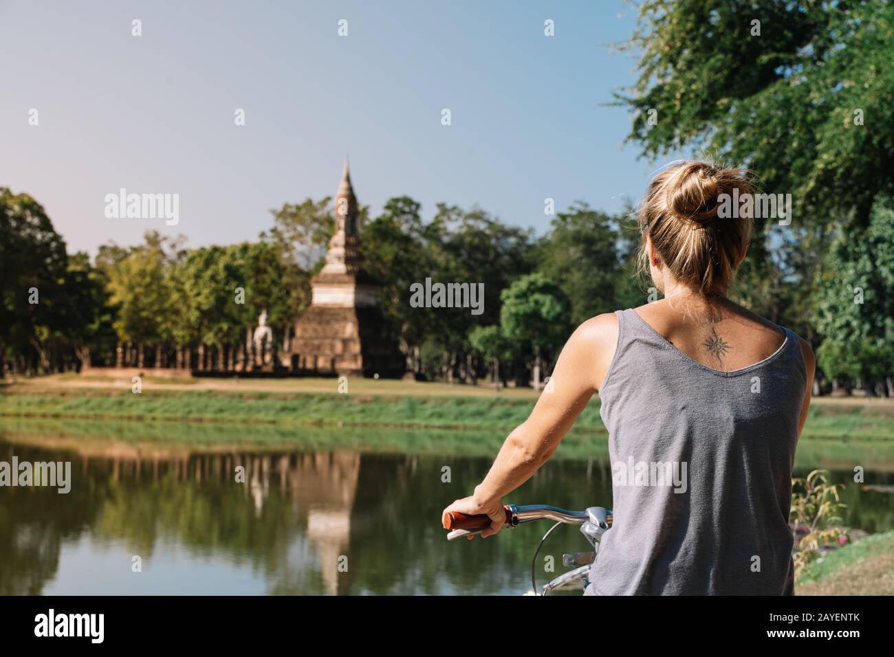 Jeune femme blonde qui monte une architecture à vélo dans la nature, à Sukhotai Thaïlande Banque D'Images