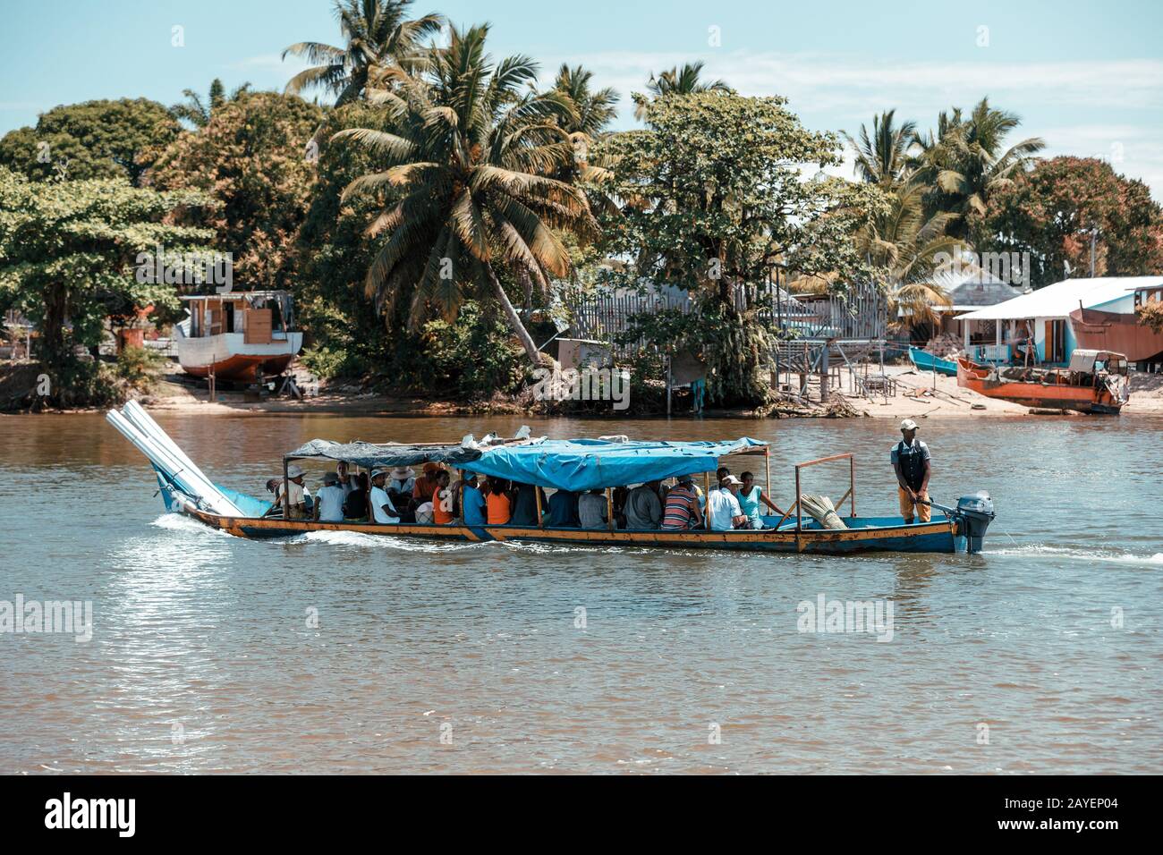 Surchargée et bondée bateau de taxi, Madagascar Banque D'Images