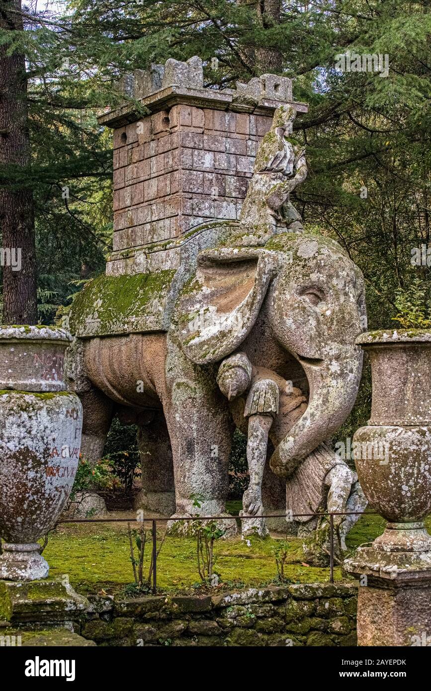 Italie, Latium, le jardin de Bomarzo de Monster ( Giardino Dei Mostri ) - éléphant avec lequel Hannibal a gagné sur les légions romaines Banque D'Images