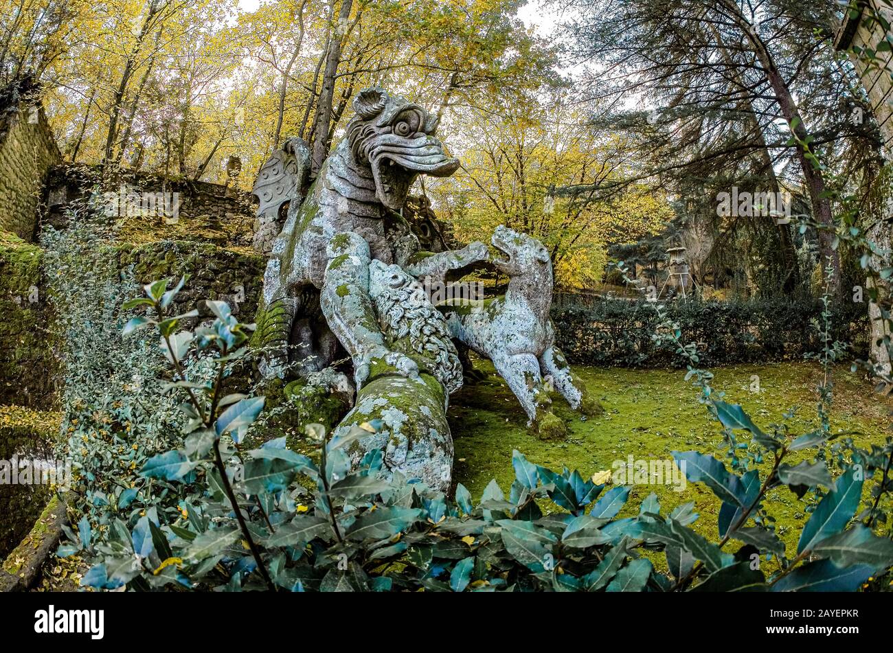 Italie, Latium, le jardin de Bomarzo de Monster ( Giardino Dei Mostri ) - Dragon lutte contre un chien, un loup, un lion Banque D'Images