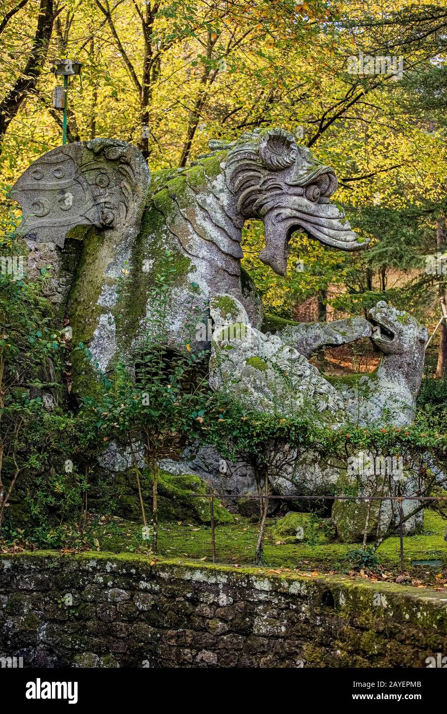 Italie, Latium, le jardin de Bomarzo de Monster ( Giardino Dei Mostri ) - Dragon lutte contre un chien, un loup, un lion Banque D'Images