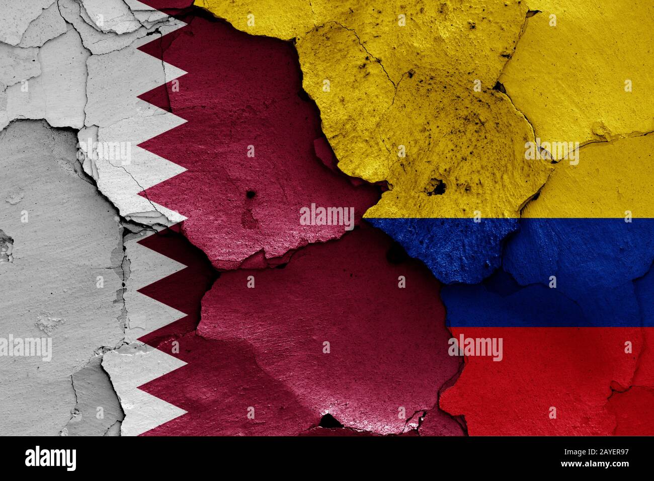 Drapeaux du Qatar et la Colombie peints sur le mur fissuré Banque D'Images