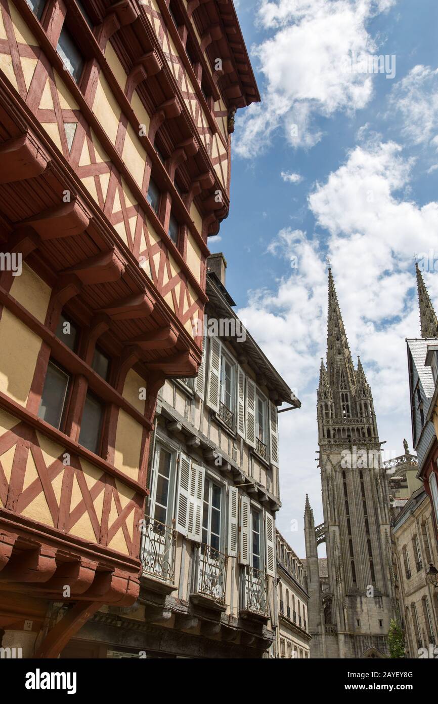 Ville De Quimper, France. Vue pittoresque sur l’architecture historique à pans de bois de la rue Kereon de Qumiper. Banque D'Images