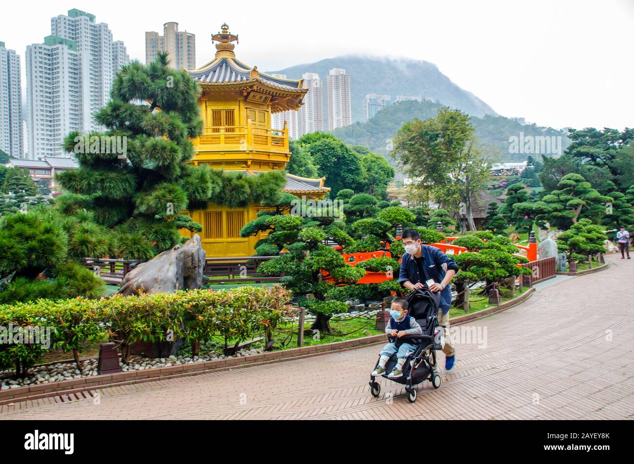 Personnes - père et fils - porter des masques de visage dans le parc Nan Liang à Hong Kong lors de la nouvelle éclosion de coronavirus Covid-19 en février 2020 Banque D'Images