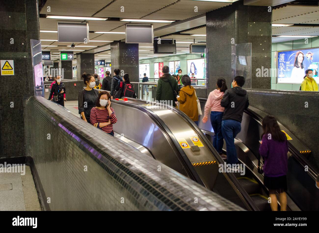 Les personnes et les travailleurs qui portent des masques de visage dans le Metro Mass Transit Railway de Hong Kong lors de la nouvelle éclosion de coronavirus Covid-19 en février 2020 Banque D'Images