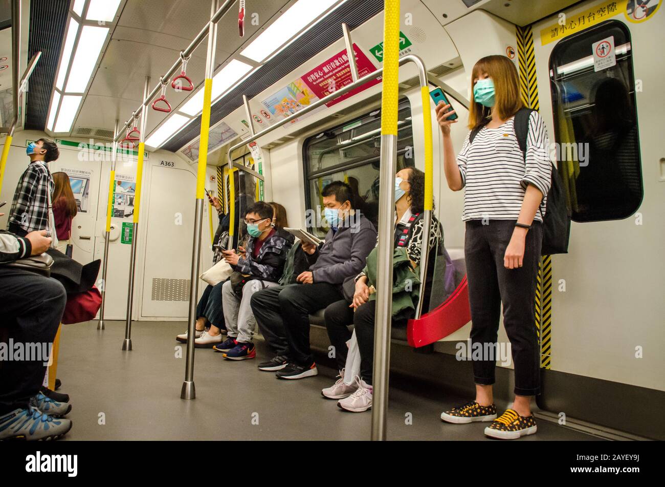 Les personnes et les travailleurs qui portent des masques de visage dans le Metro Mass Transit Railway de Hong Kong lors de la nouvelle éclosion de coronavirus Covid-19 en février 2020 Banque D'Images