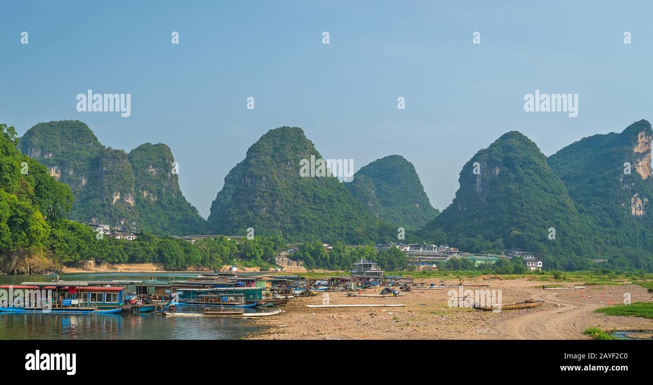 Petits bateaux sur la rive de la rivière Li à Yangshuo Banque D'Images