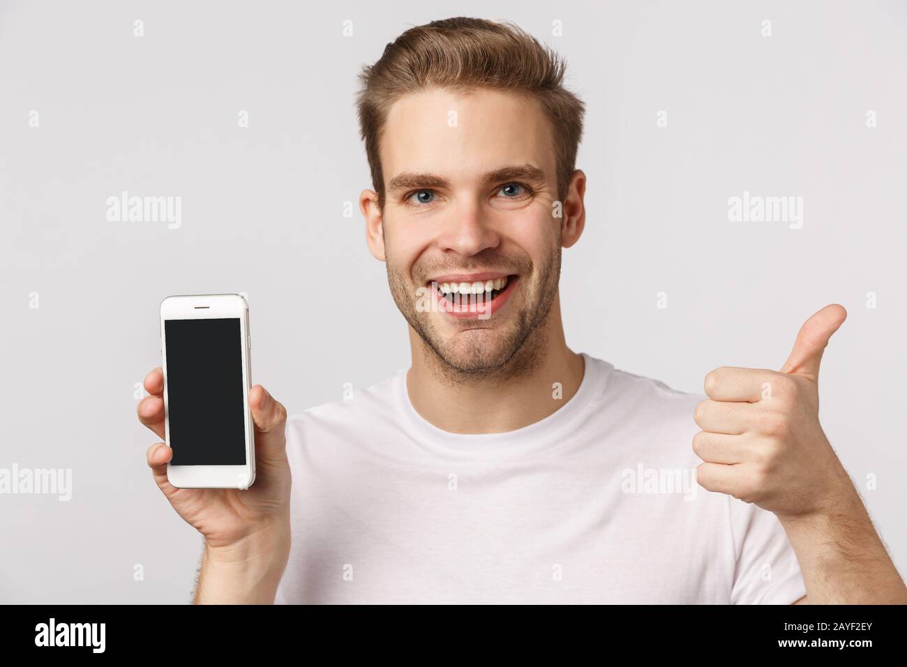 Belle application, téléchargez-la. Heureux et heureux, blond caucasien  homme recommander l'application, le filtre pour la photo, tenir intelligent  Photo Stock - Alamy