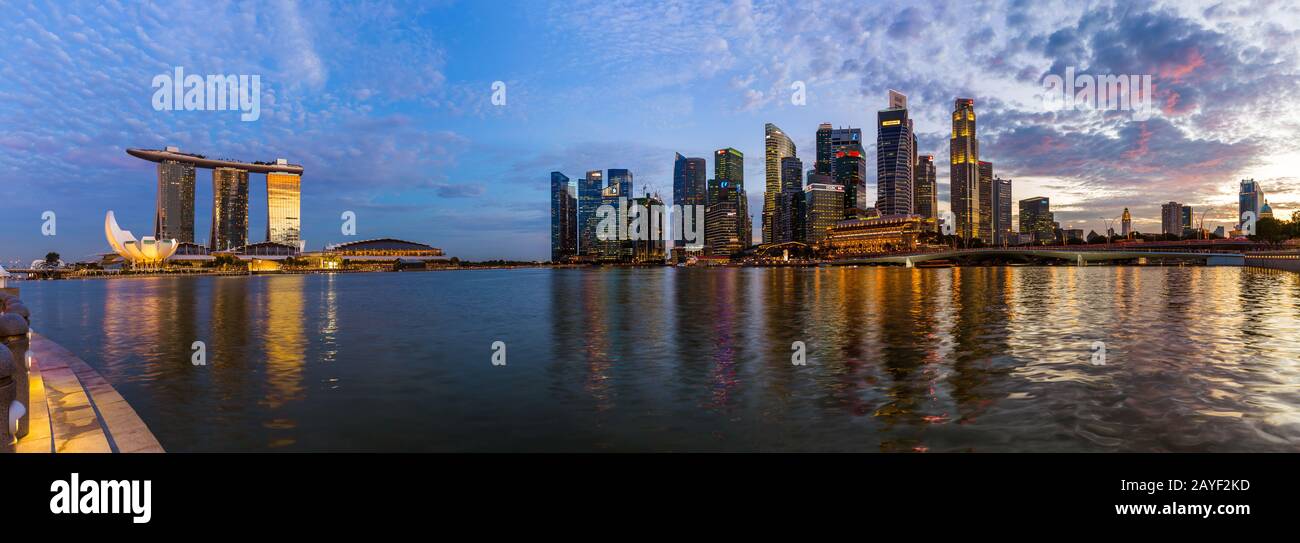 SINGAPOUR - 15 AVRIL : les gratte-ciel de la ville de Singapour et Marina Bay le 15 avril 2016 à Singapour Banque D'Images