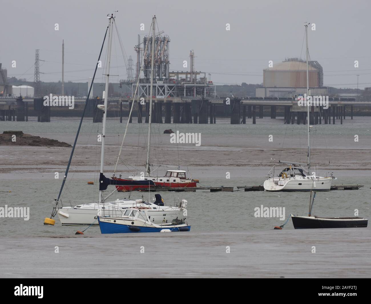 Queenborough, Kent, Royaume-Uni. 15 février 2020. Les vents et les nuages s'accumuler à Queenborough, dans le Kent, au fur et à mesure que Storm Dennis se développe. Bateaux à marée basse, prêts à sortir du temps. Crédit: James Bell/Alay Live News Banque D'Images