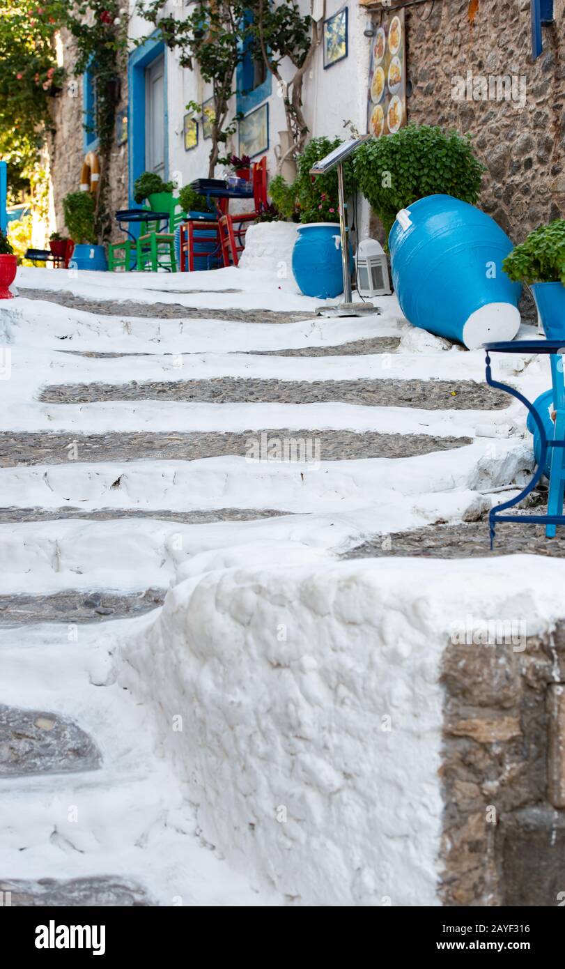 Ancien escalier blanc célèbre dans la ville de Kos avec son restaurant de poissons sur l'île de Kos Grèce Banque D'Images