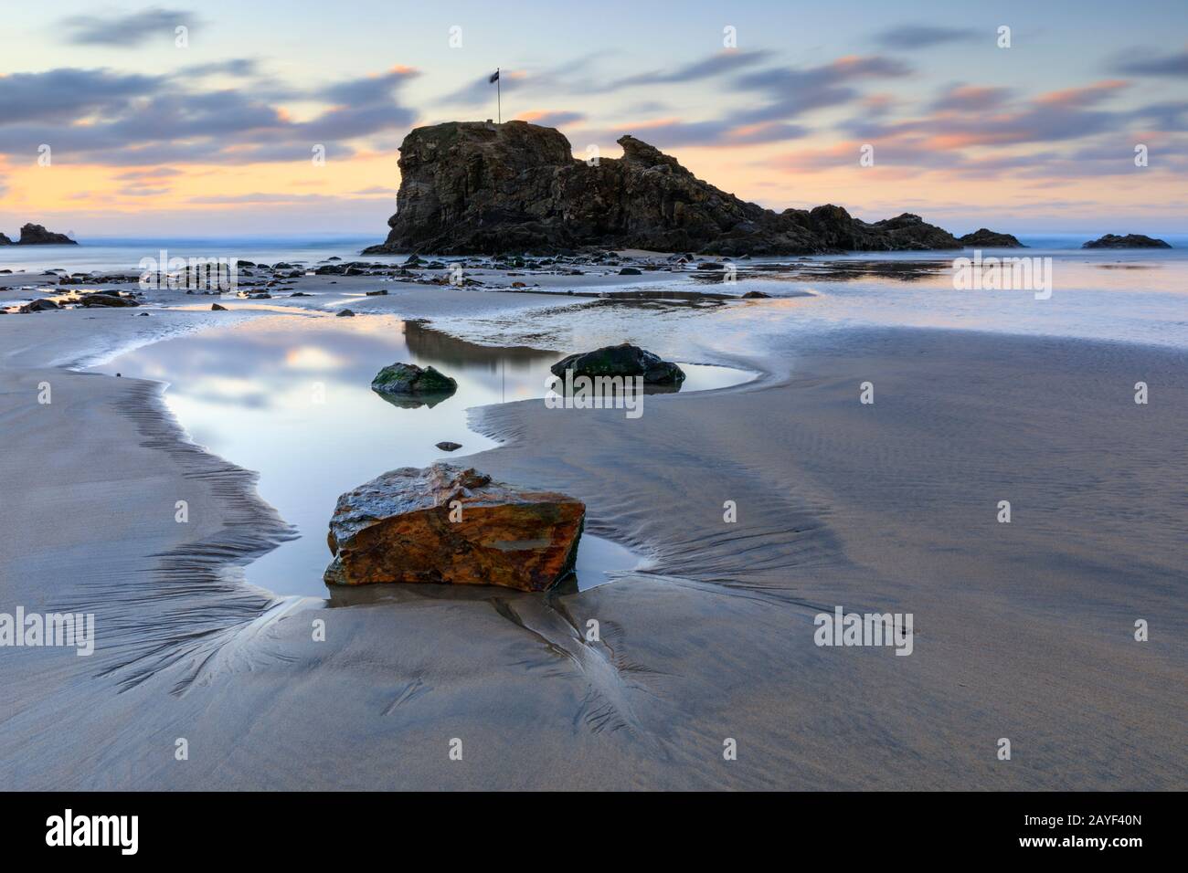 Chapelle Rocher sur Broad Oak Beach à Cornwall capturé au coucher du soleil. Banque D'Images