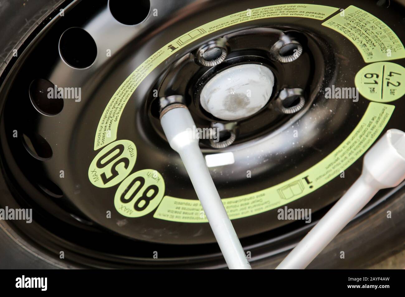 Une roue de secours a été montée sur une voiture après une perforation Banque D'Images