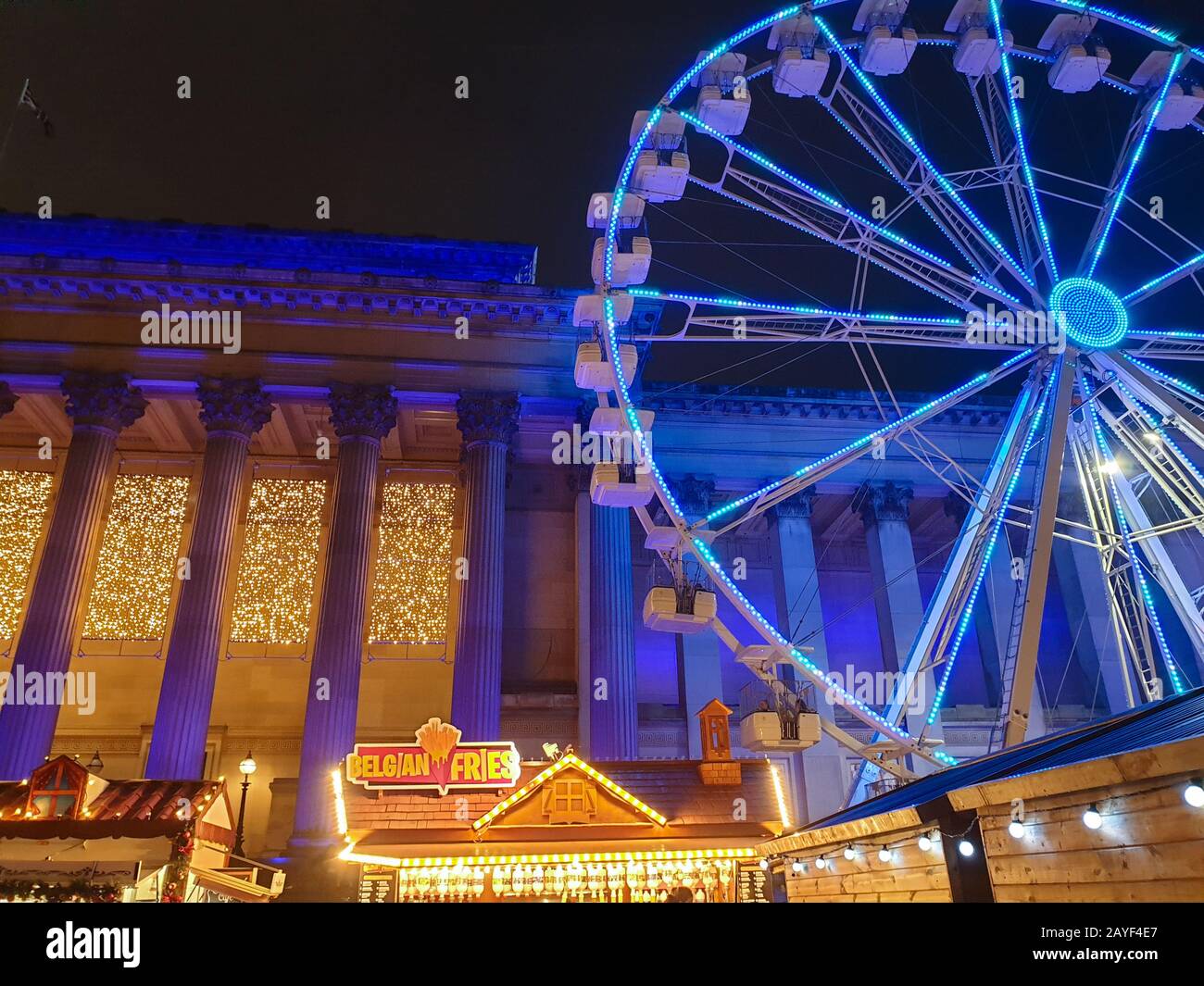 Belle scène festive dans un marché de Noël près de la gare de Liverpool Lime Street Banque D'Images