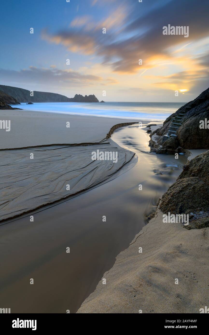 Plage de Porthcurno dans West Cornwall capturé au lever du soleil. Banque D'Images