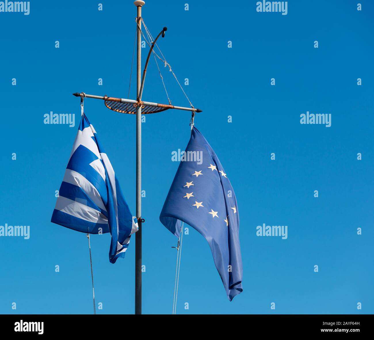 Drapeau de la Grèce et drapeau de l'Europe contre un ciel bleu Banque D'Images