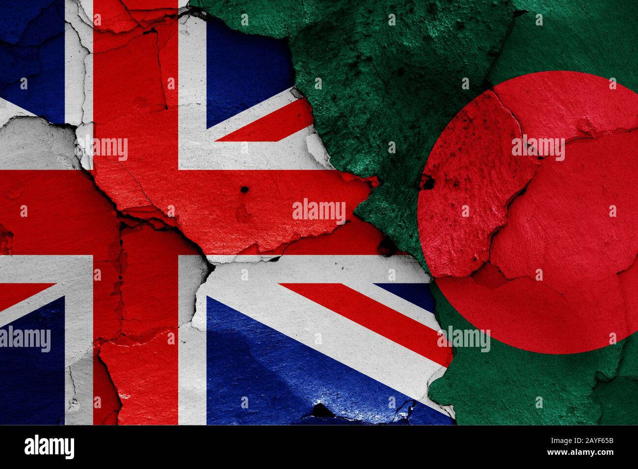 Drapeaux du Royaume-Uni et du Bangladesh peint sur mur fissuré Banque D'Images