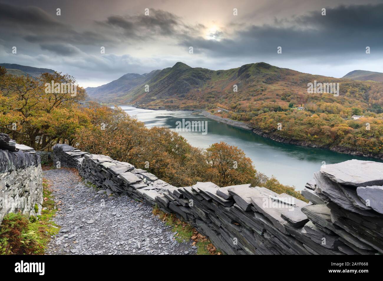 Les zigzags à Dinorwic Slate Quarry avec Llyn Dinas et Snowdon Horseshoe dans la distance. Banque D'Images