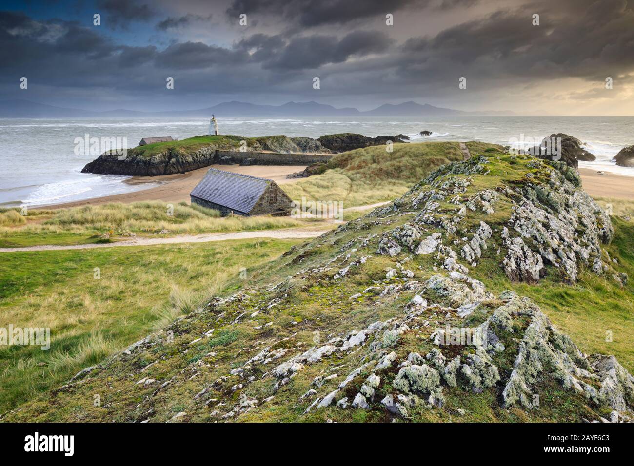Île de Llanddwyn sur l'île d'Anglesey avec Snowdonia au loin. Banque D'Images