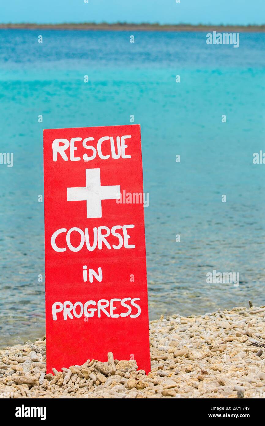 Panneau d'avertissement rouge pour l'exercice de sauvetage près de la mer Banque D'Images
