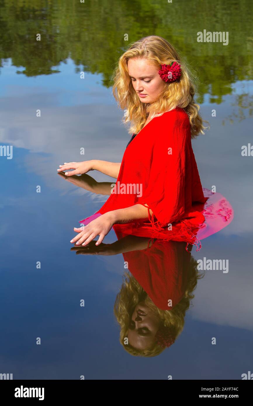 Portrait blonde femme européenne se tient dans l'eau Banque D'Images