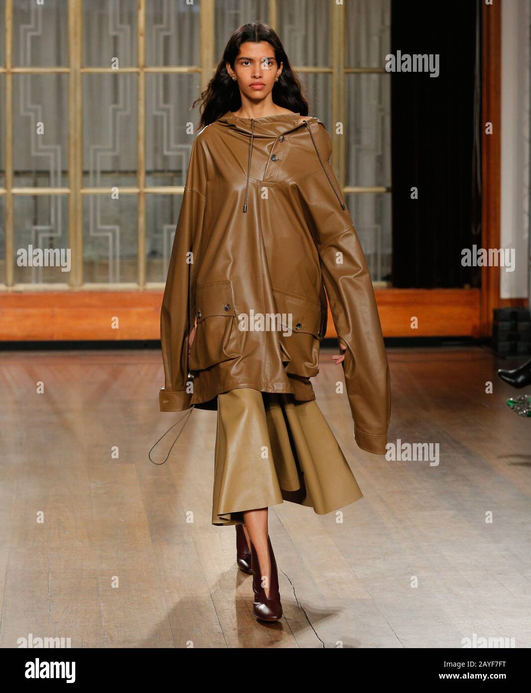 Londres, Royaume-Uni, 15 Février 2020, Spectacle De Passerelle Petar Petrov Londres Fashion Week Automne Hiver 2020, Automne Hiver 2020 Au British Fashion Council Show De Royal Institute Of British Architects, 66 Portland Place. Crédit: Passerelle/pistes/Alay Live News Banque D'Images