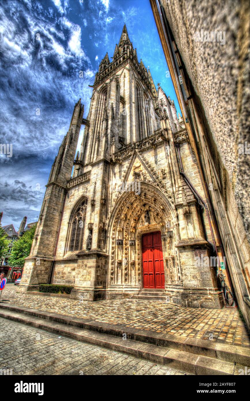 Ville De Quimper, France. Vue artistique de la porte d’entrée sud de la cathédrale historique Saint-Corentin, sur La Place Saint-Corentin de Qumiper. Banque D'Images