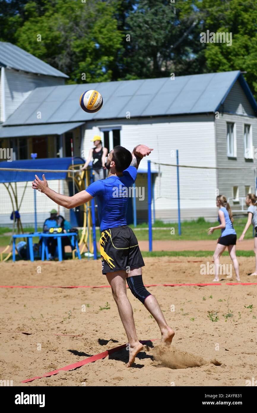 Orenbourg, Russie, 9-10 juin 2017 année : les garçons jouent au Beach-volley dans le tournoi City Beach-volley Banque D'Images