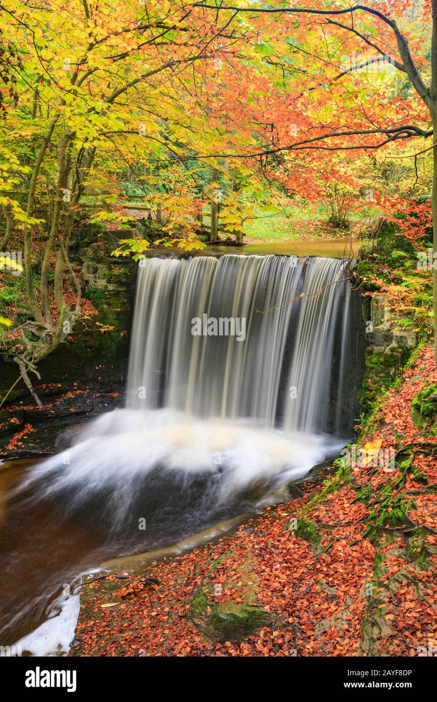 Chute d'eau de Nant Mill près de Wrexham capturé en automne. Banque D'Images