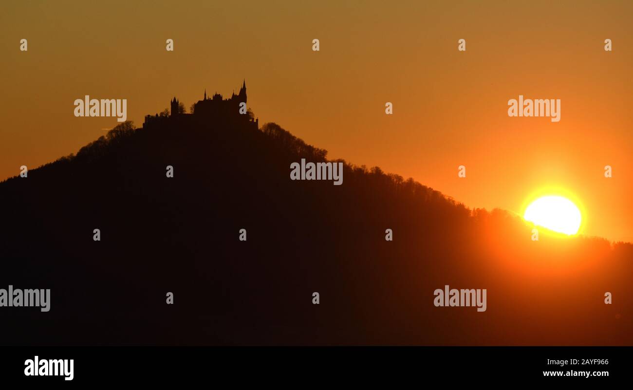 Coucher de soleil derrière le château Hohenzollern, souabe Banque D'Images