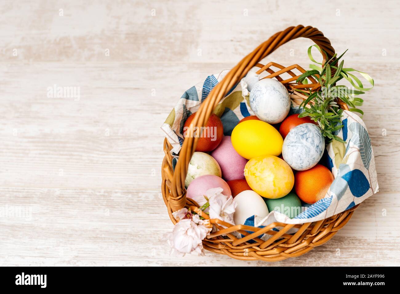 Panier en osier traditionnel polonais plein d'œufs de Pâques multicolores et marbrés. Banque D'Images