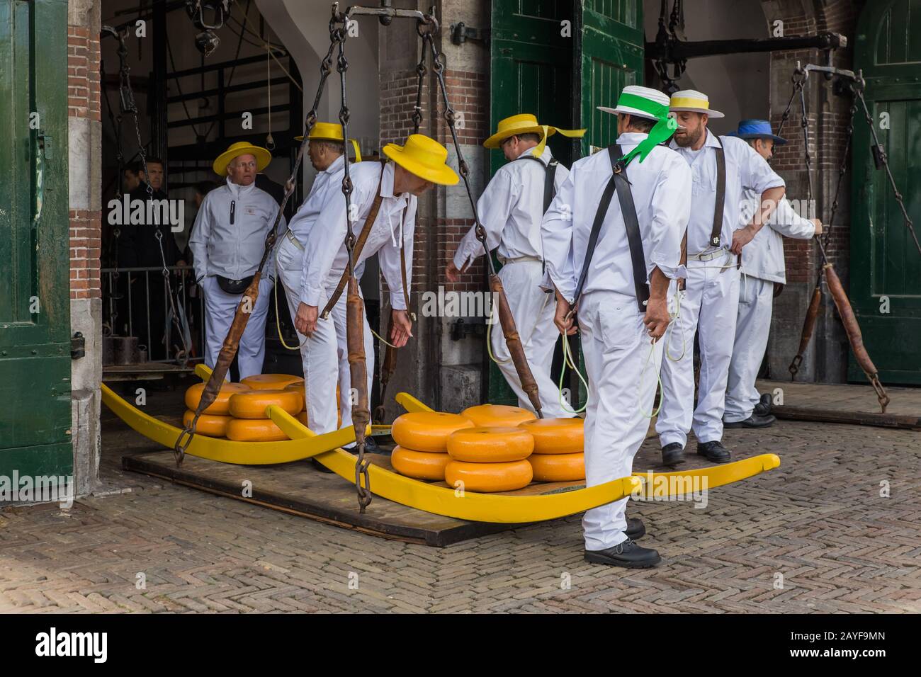 Alkmaar, Pays-Bas - 28 avril 2017 : supports de fromage sur le marché traditionnel du fromage Banque D'Images