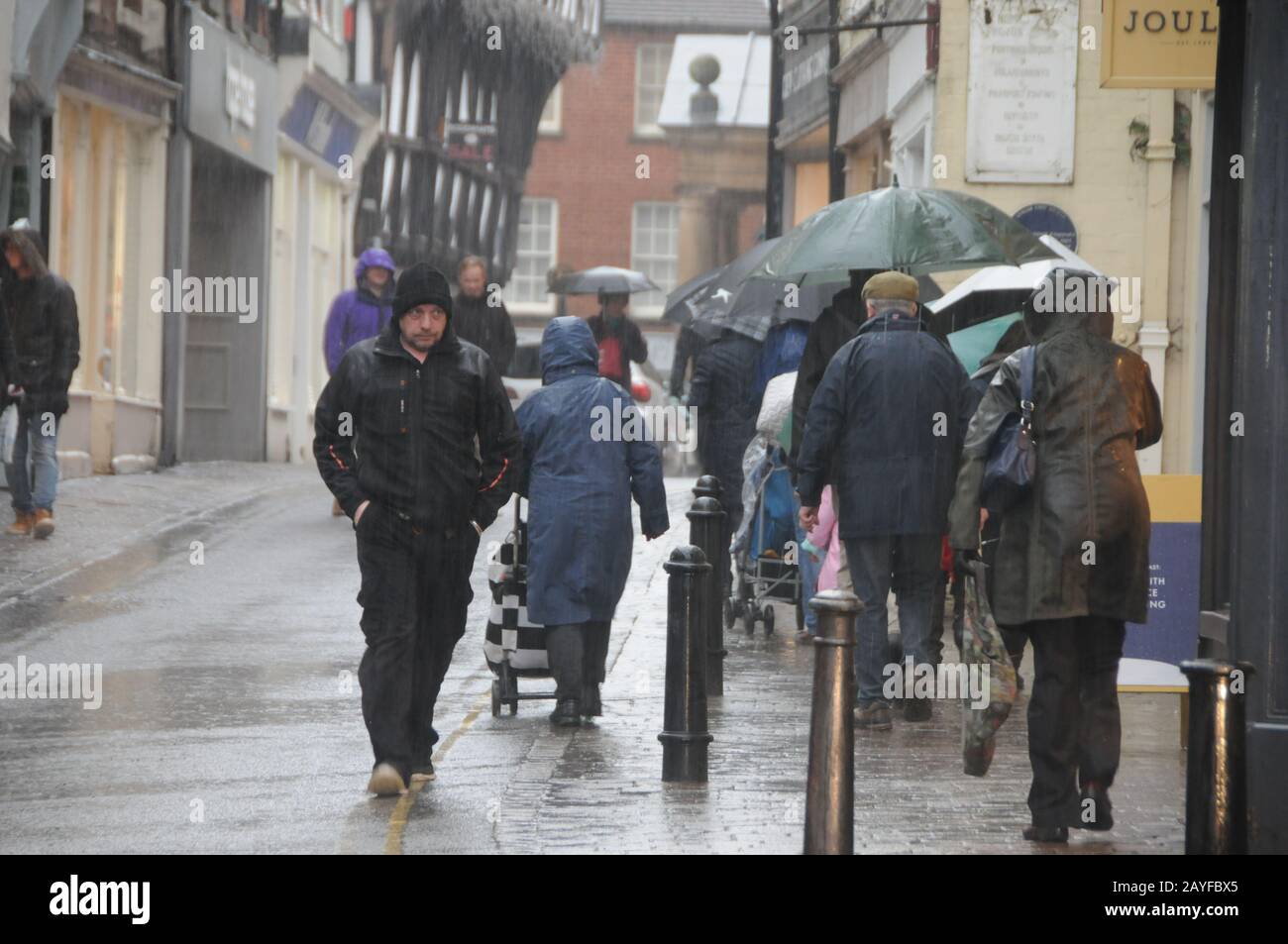 Ludlow, Shropshire, Royaume-Uni. 15 février 2020. Les Clients De King Street, Ludlow, Pendant La Tempête Dennis. Crédit: Andrew Compton/Alay Live News Banque D'Images