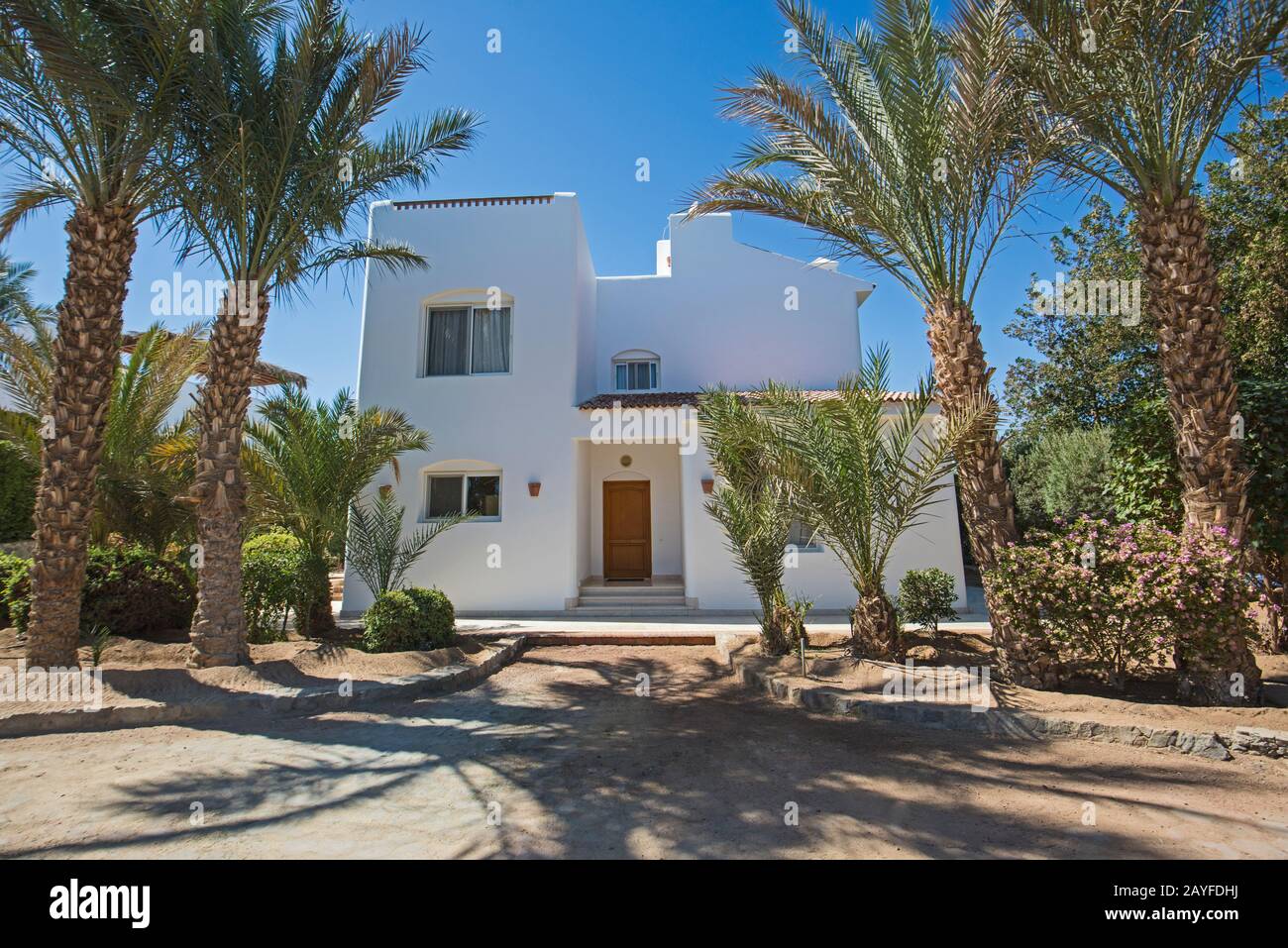Villa de luxe avec vue sur l'extérieur de la maison dans un complexe tropical avec palmiers et jardin Banque D'Images