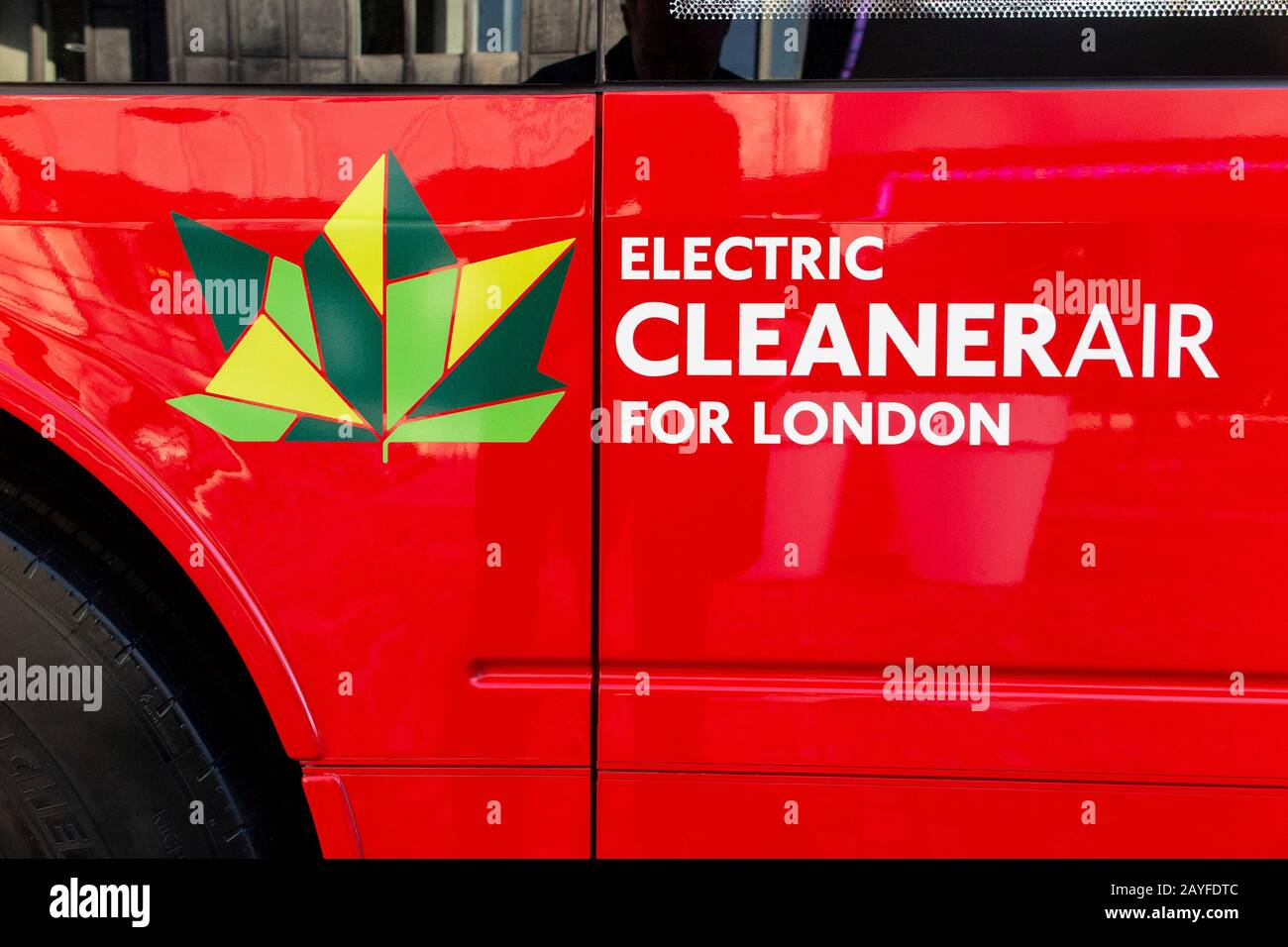 Un tout nouveau bus Enviro 400 100 % électrique exposé lors du UK bus Summit 2020 au Queen Elizabeth Hall à Londres Banque D'Images