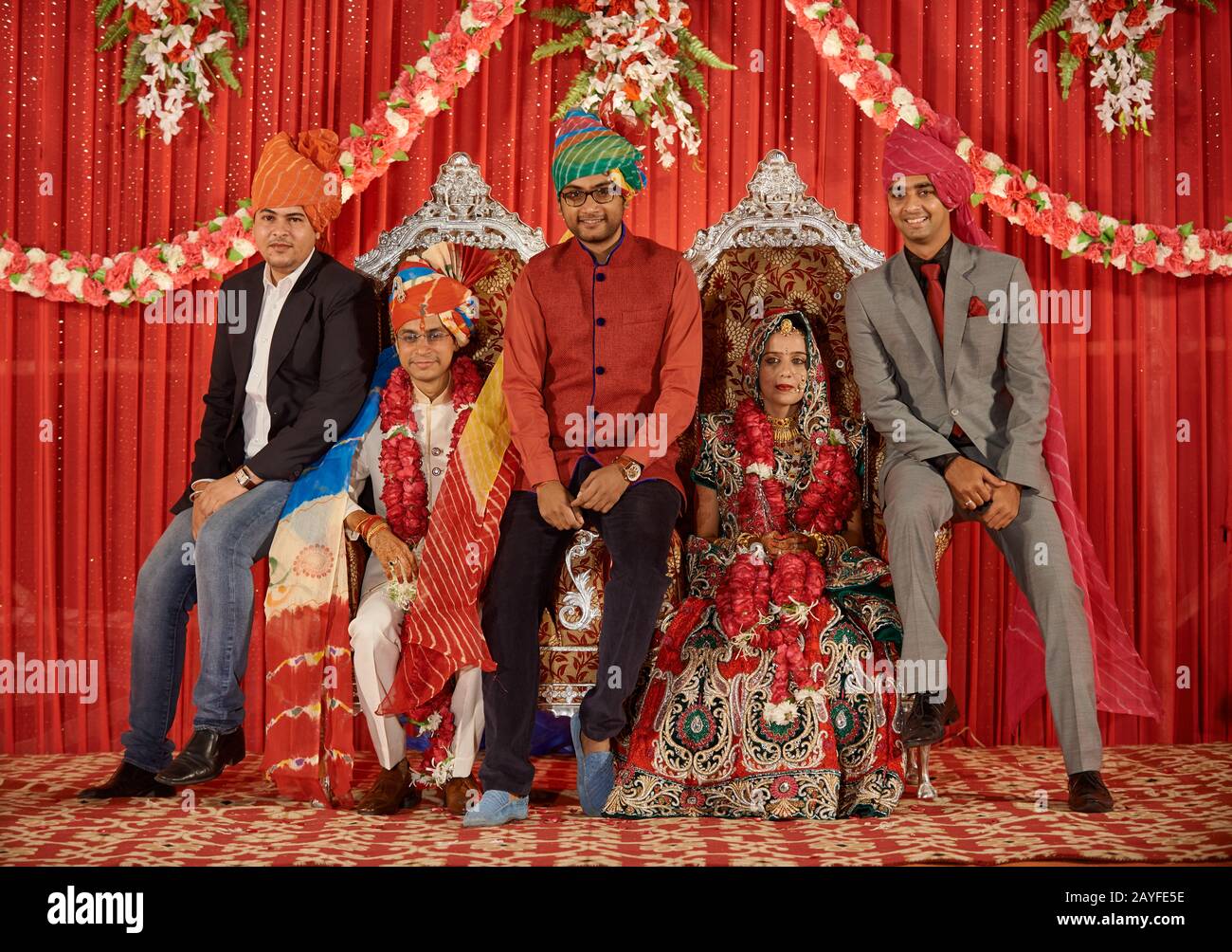 Couple de mariage avec des invités sur mariage indien traditionnel, Jodhpur, Rajasthan, Inde Banque D'Images