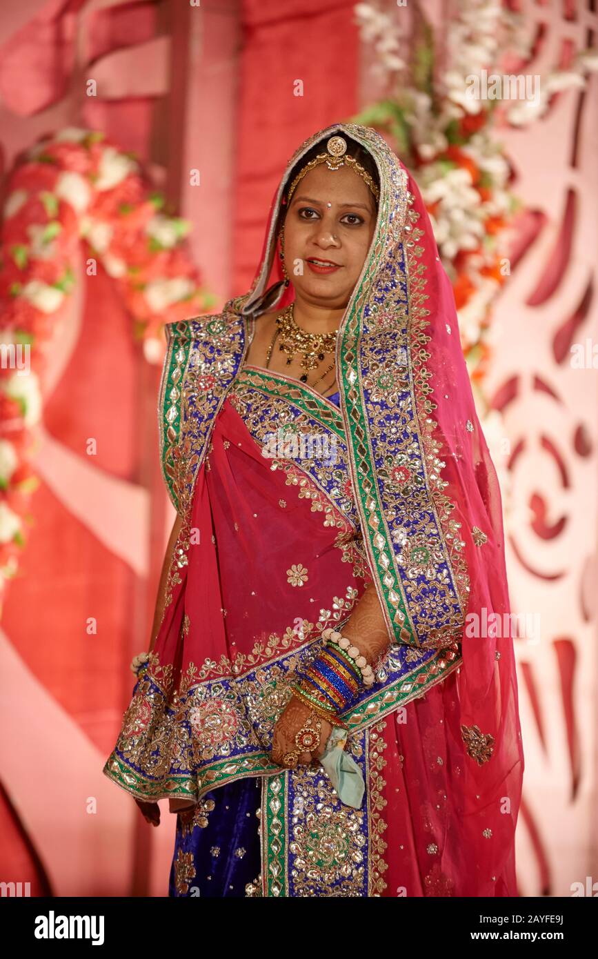 Femme indienne avec des vêtements typiques sur le mariage indien  traditionnel, Jodhpur, Rajasthan, Inde Photo Stock - Alamy