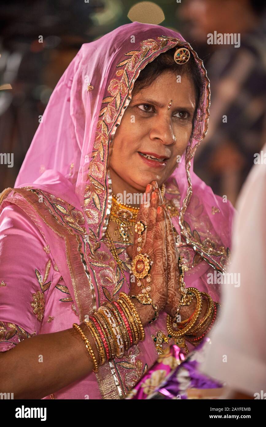 Femme indienne avec des vêtements typiques sur le mariage indien traditionnel, Jodhpur, Rajasthan, Inde Banque D'Images