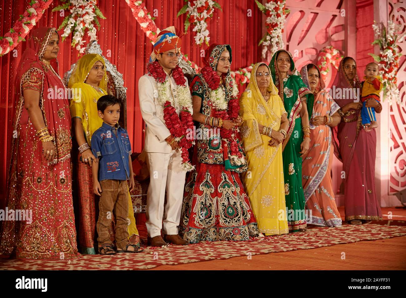 Couple de mariage avec des invités sur mariage indien traditionnel, Jodhpur, Rajasthan, Inde Banque D'Images