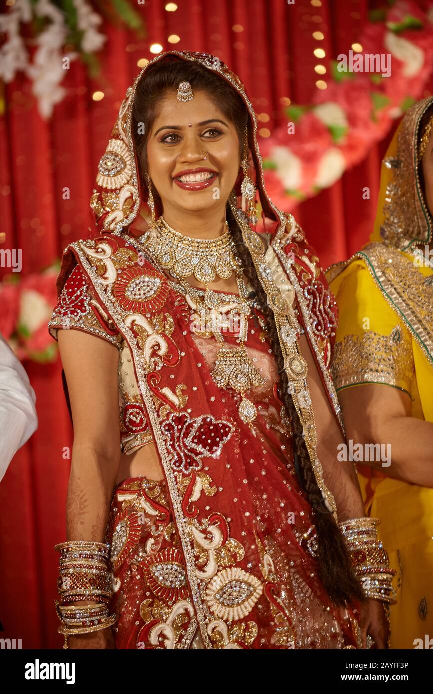 Belle femme indienne avec des vêtements typiques sur le mariage indien traditionnel, Jodhpur, Rajasthan, Inde Banque D'Images