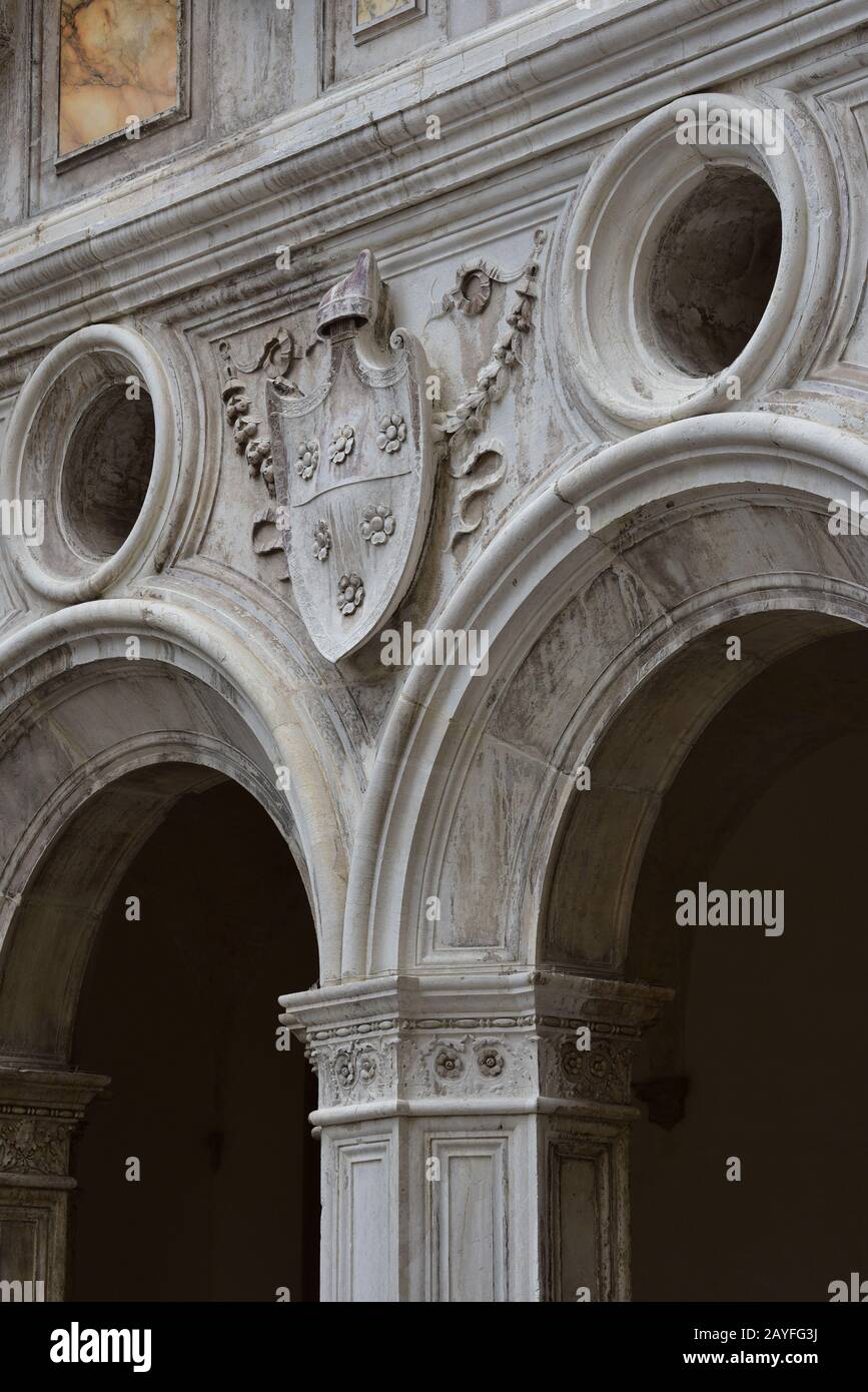 Manteau de bouclier d'armes affiché entre deux rondels, Palazzo Ducale (Palais des Doges), l'autorité laïque de la République de Venise, Italie, Europe. Banque D'Images