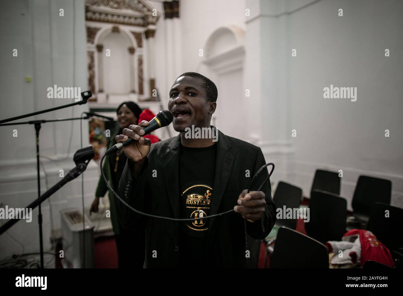 Tripoli, Libye. 14 février 2020. Un homme chante dans une église du Vieux Tripoli, en Libye, le 14 février 2020. Crédit: Amru Salahuddien/Xinhua/Alay Live News Banque D'Images