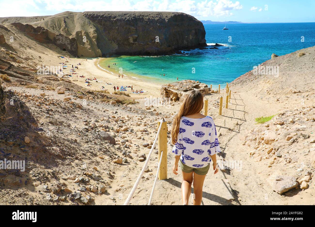 Vacances à Lanzarote. Vue arrière de la jeune belle femme descend à l'incroyable plage Playa Papagayo, Lanzarote, îles Canaries. Banque D'Images