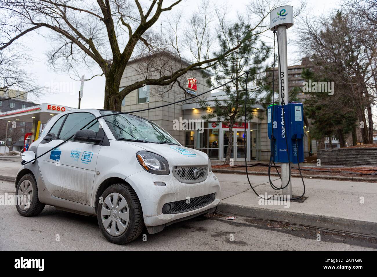 Montréal Québec Canada 29 décembre 2019; une station de charge de voiture électrique avec un Car2 Go a plongé. Banque D'Images