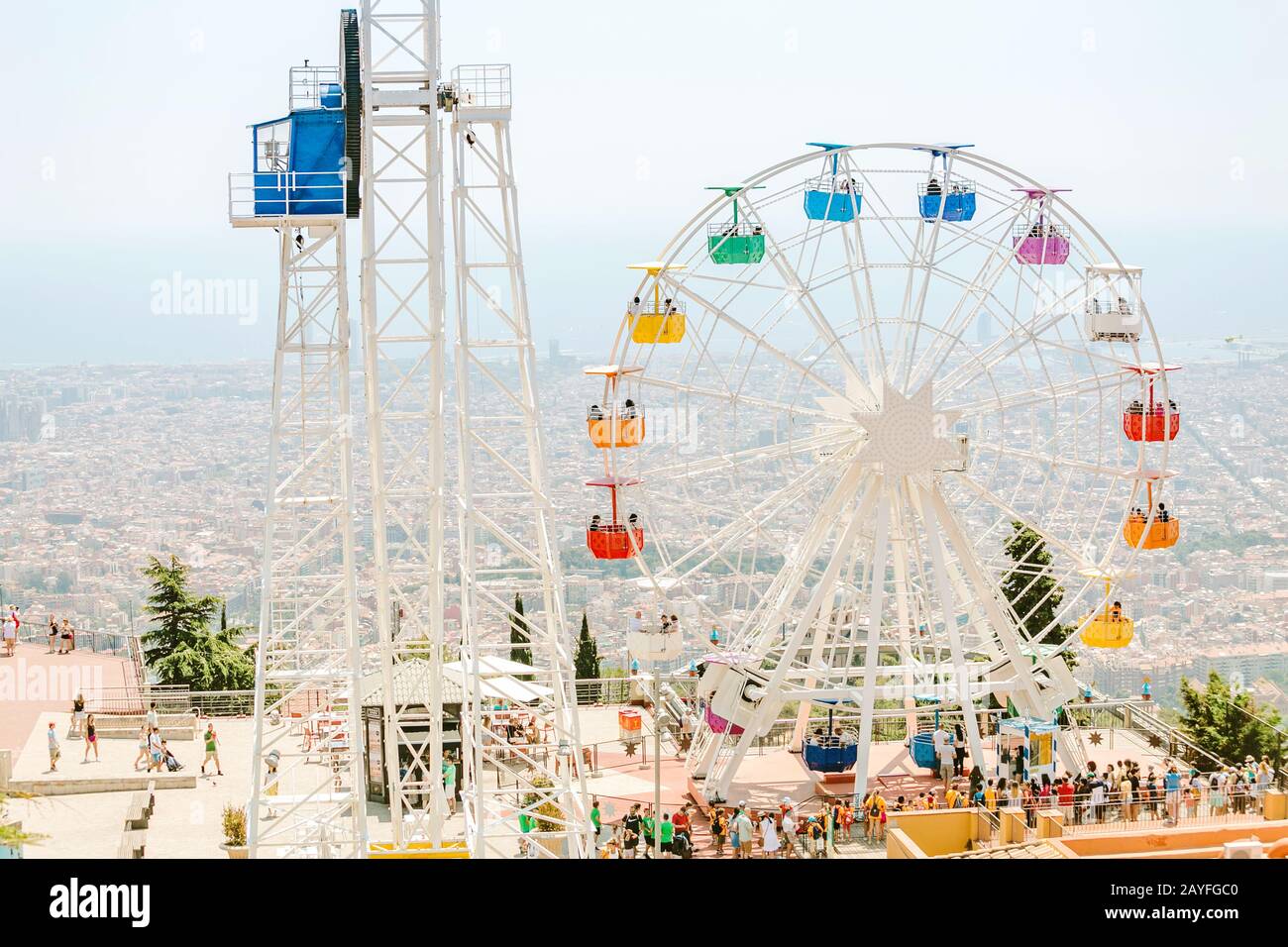 12 JUILLET 2018, BARCELONE, ESPAGNE : roue Ferris à Tibidabo avec vue panoramique Banque D'Images