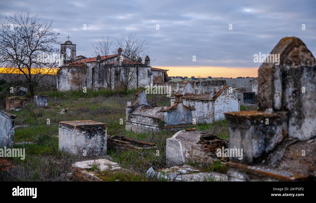 Ruine abandonnée de l'église et cimetière paysage surcultivé nature lieux perdus Banque D'Images