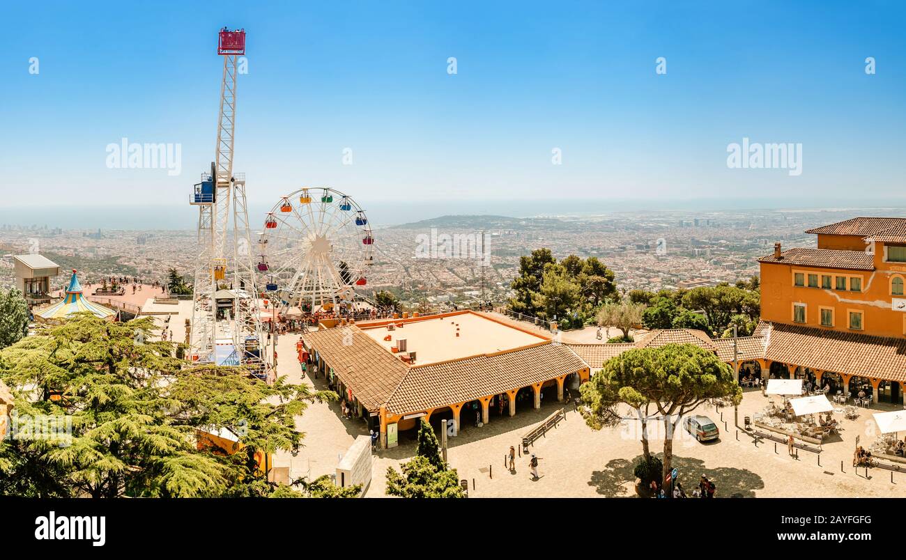 12 JUILLET 2018, BARCELONE, ESPAGNE : roue Ferris à Tibidabo avec vue panoramique Banque D'Images